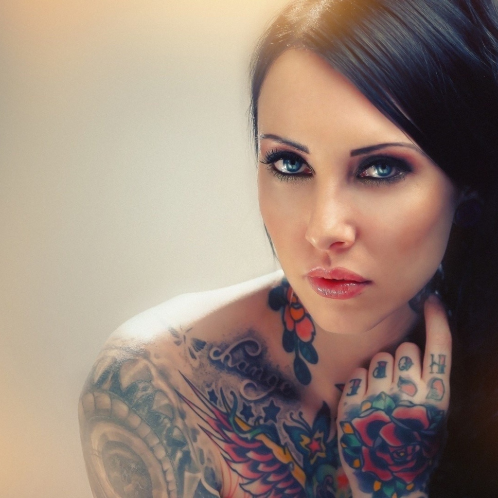 Screenshot №1 pro téma Blue Eyed Tattooed Brunette 1024x1024