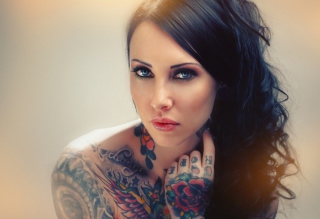 Blue Eyed Tattooed Brunette - Obrázkek zdarma 