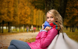 Beautiful Blonde In Park - Obrázkek zdarma pro Samsung Galaxy S3
