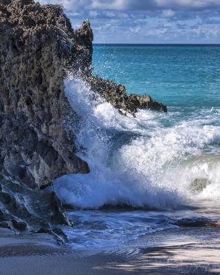 Rocks And Ocean Waves - Obrázkek zdarma pro 240x320