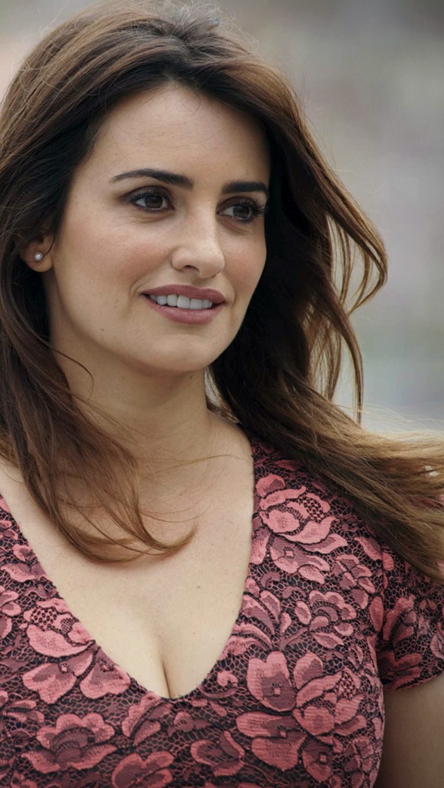 Screenshot №1 pro téma Penelope Cruz Smiling 640x1136