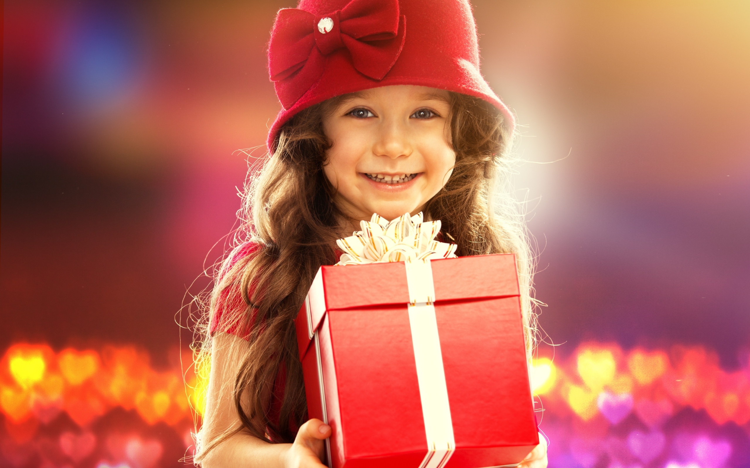 Sfondi Happy Child With Present 2560x1600