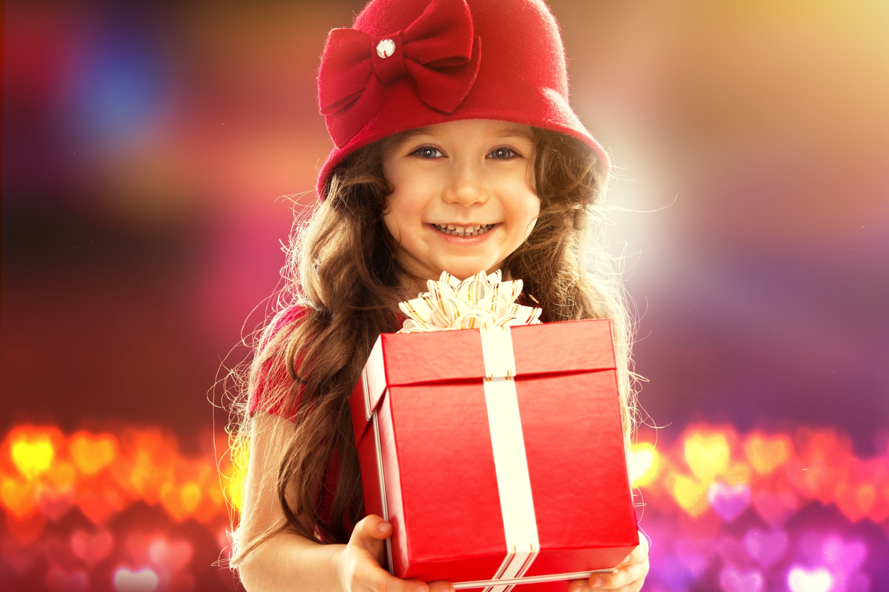 Das Happy Child With Present Wallpaper 2880x1920