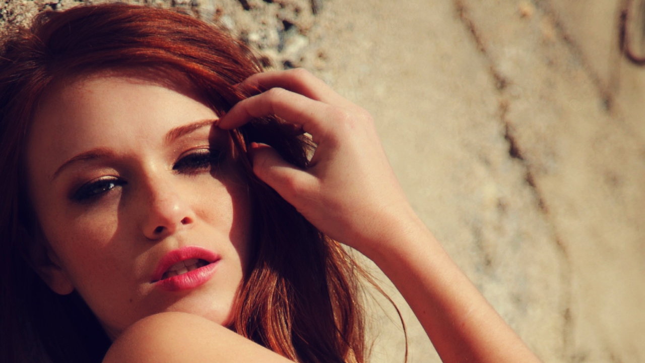 Beautiful Redhead Model screenshot #1 1280x720