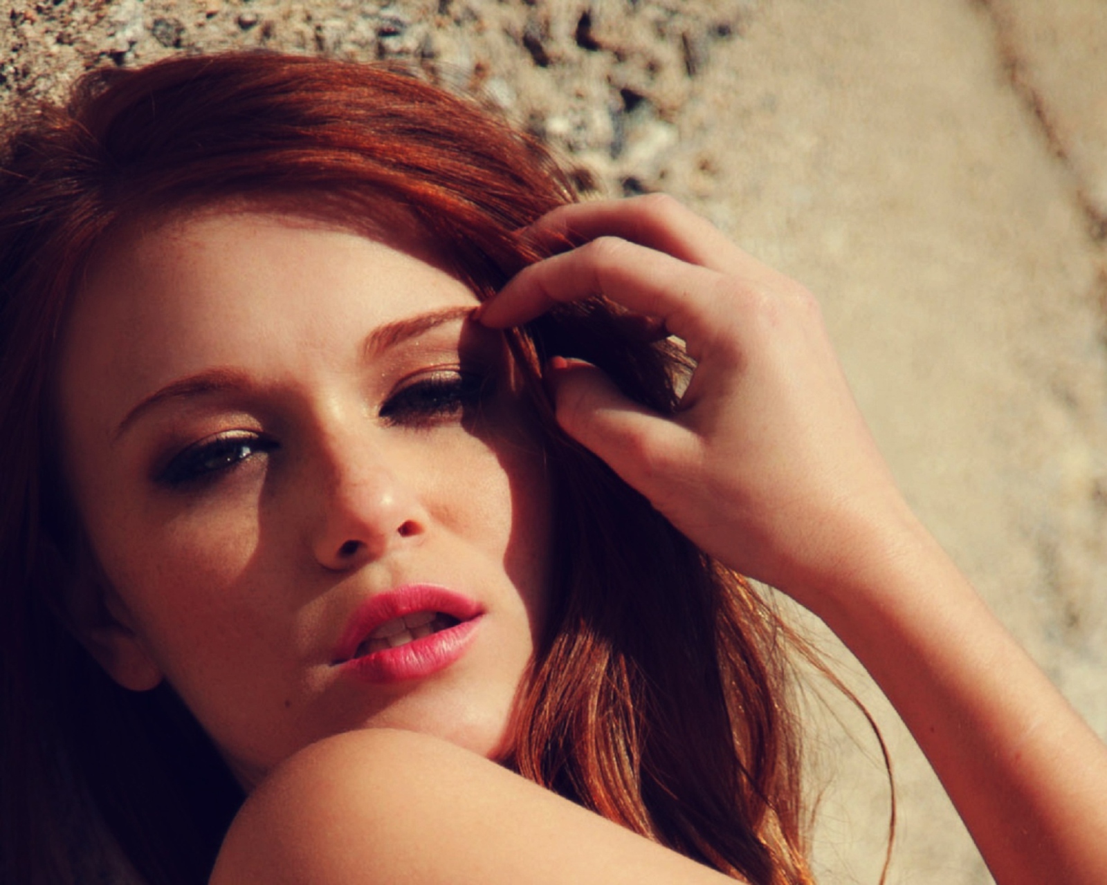 Beautiful Redhead Model screenshot #1 1600x1280