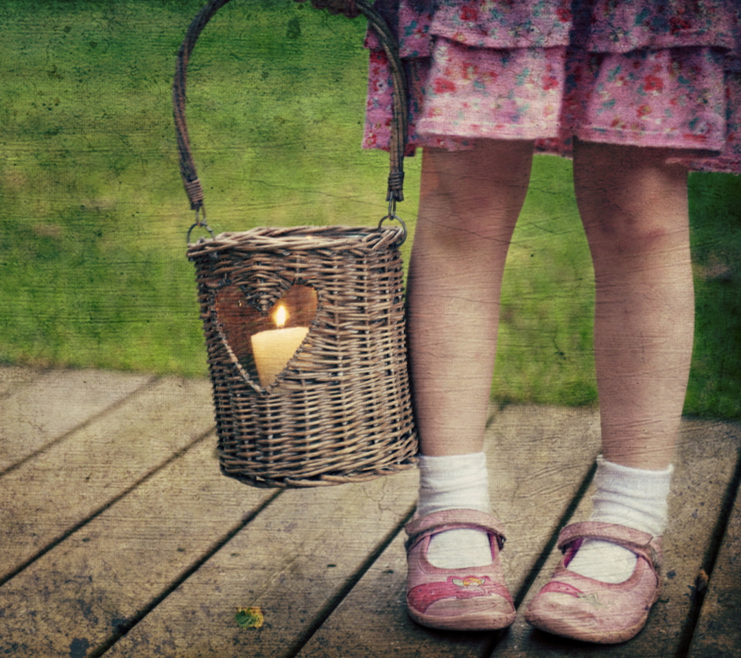 Das Child With Basket And Candle Wallpaper 1080x960