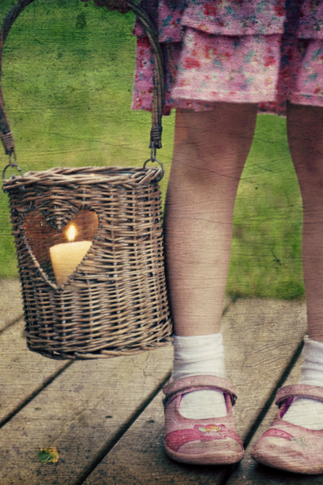 Screenshot №1 pro téma Child With Basket And Candle 640x960