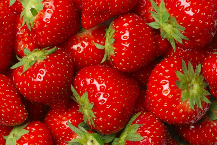 Juicy Strawberries wallpaper