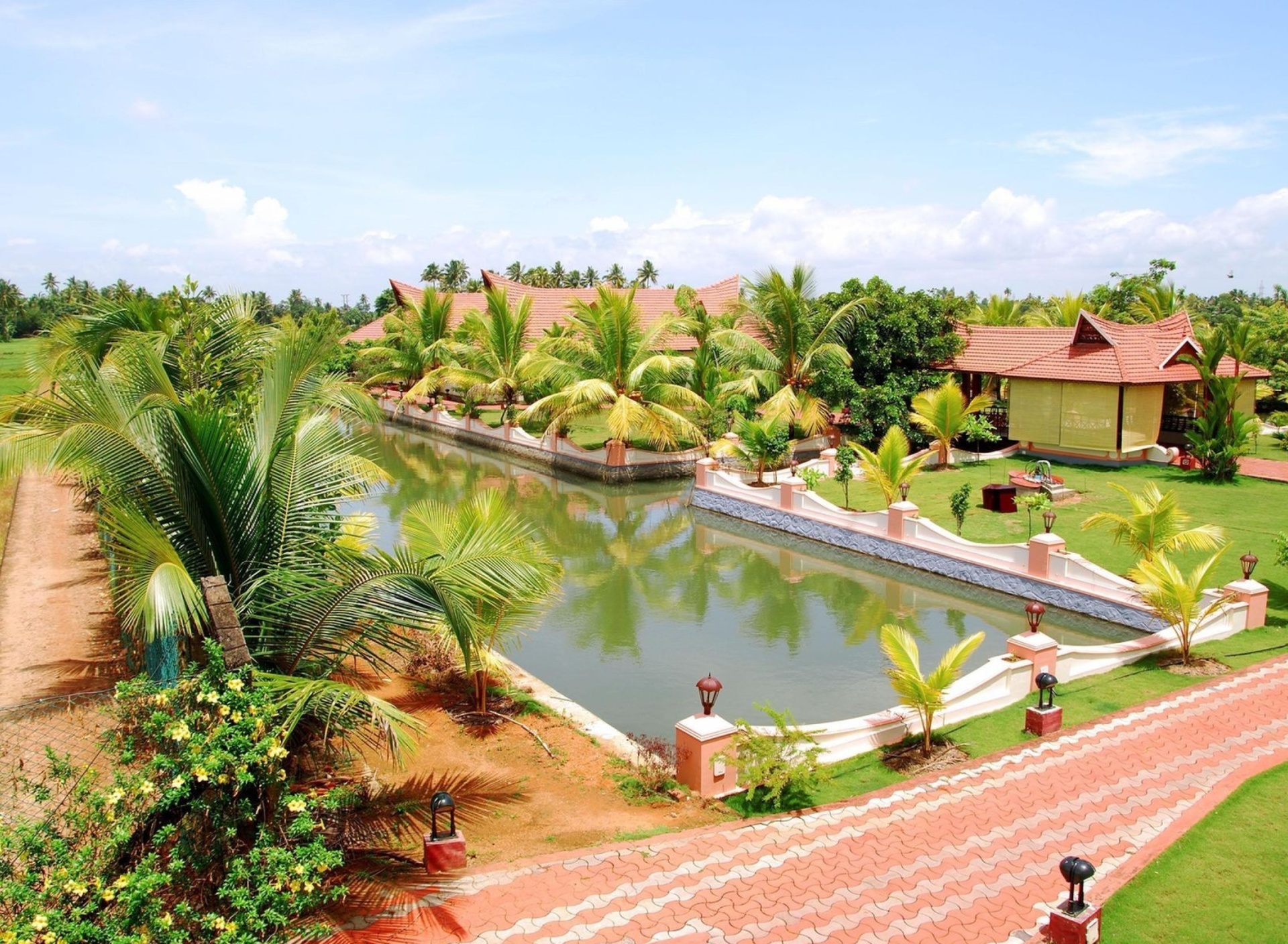 Alleppey or Alappuzha city in the southern Indian state of Kerala wallpaper 1920x1408