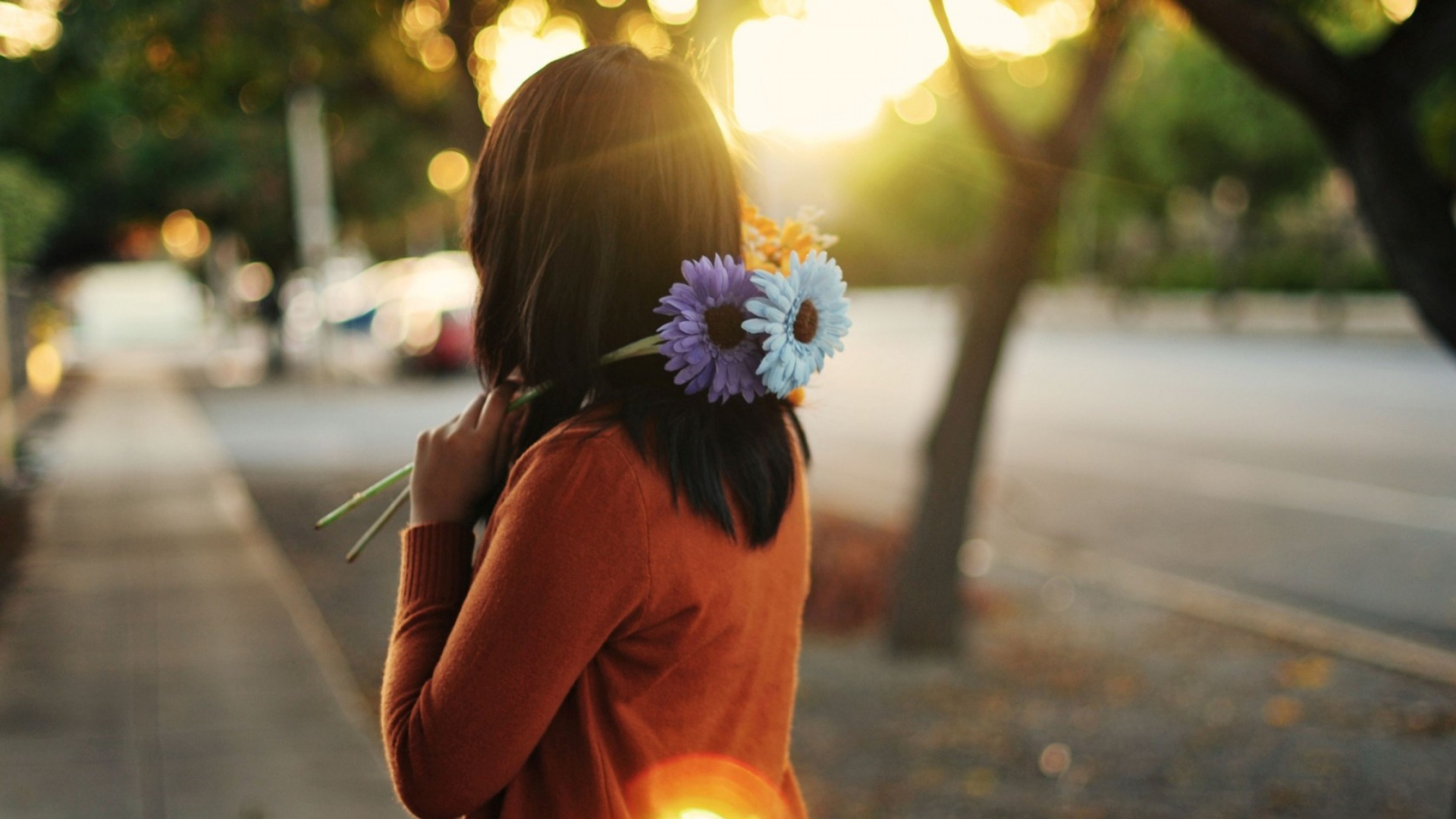 Screenshot №1 pro téma Girl With Two Blue Gerberas 1920x1080