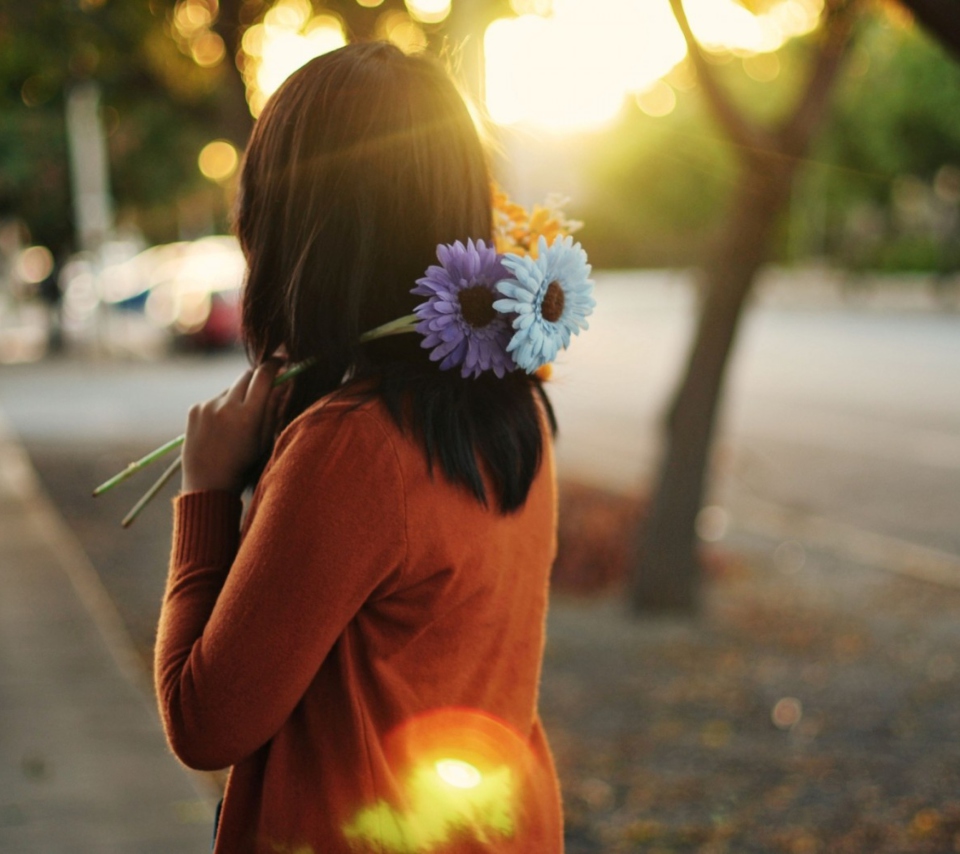 Screenshot №1 pro téma Girl With Two Blue Gerberas 960x854