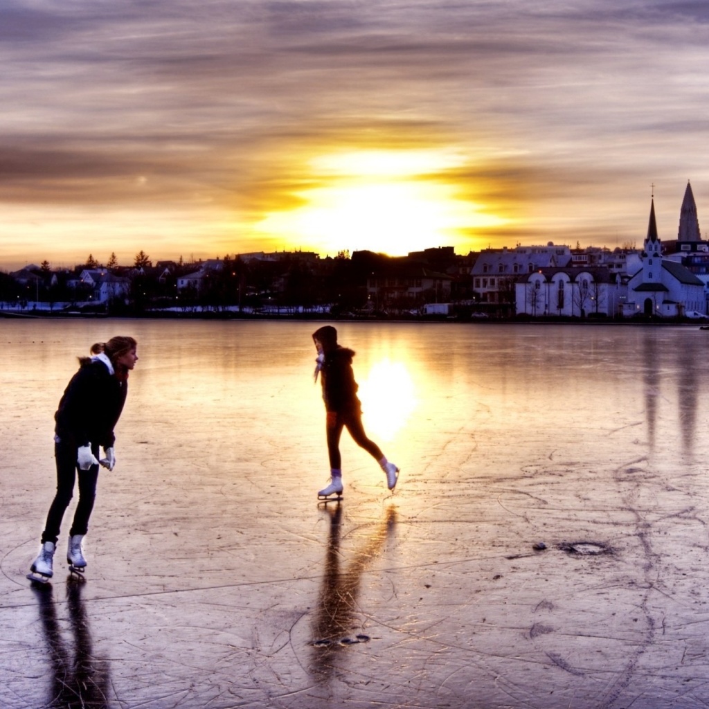 Обои Ice Skating in Iceland 1024x1024
