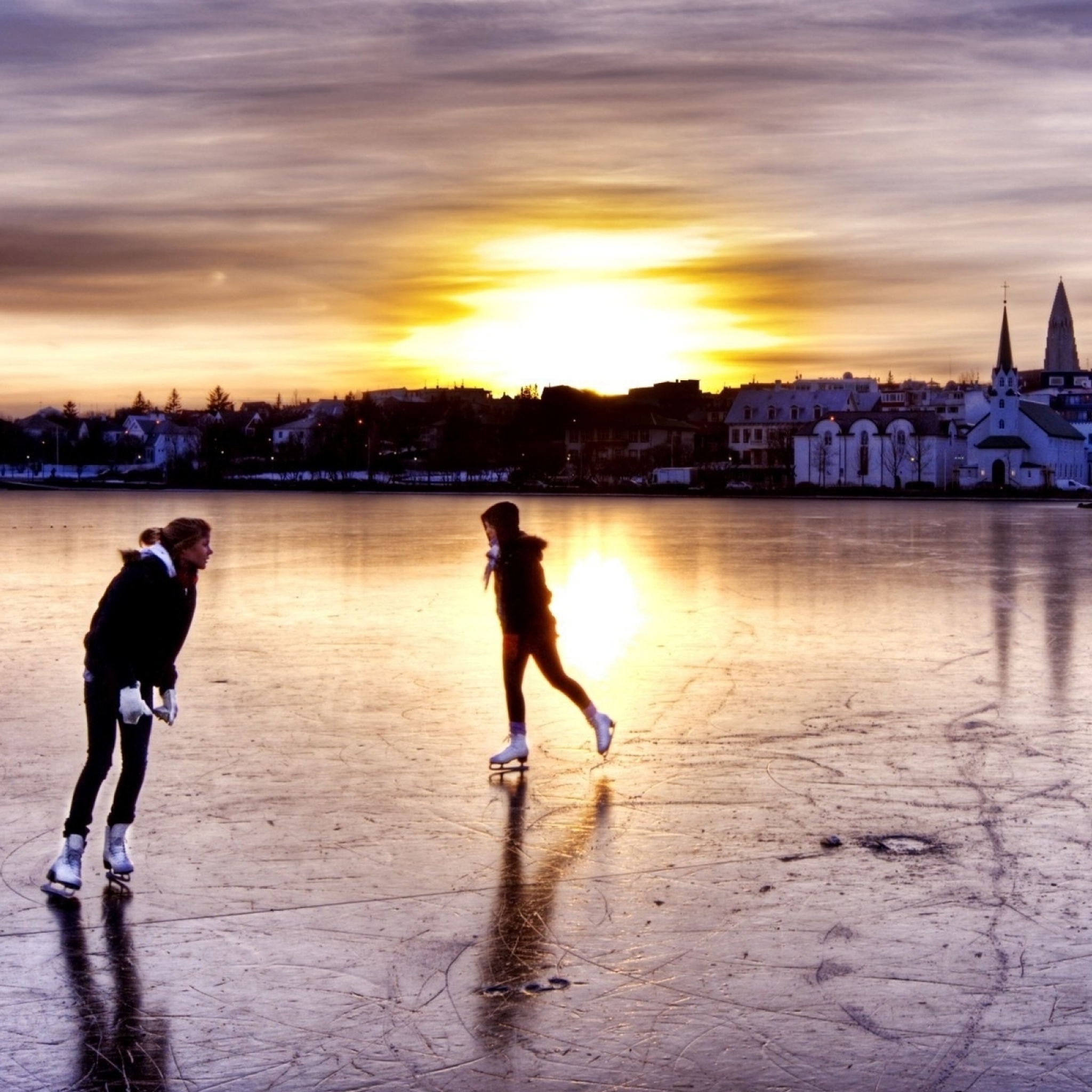 Das Ice Skating in Iceland Wallpaper 2048x2048