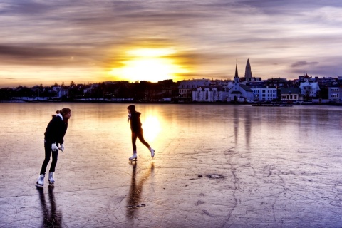 Das Ice Skating in Iceland Wallpaper 480x320