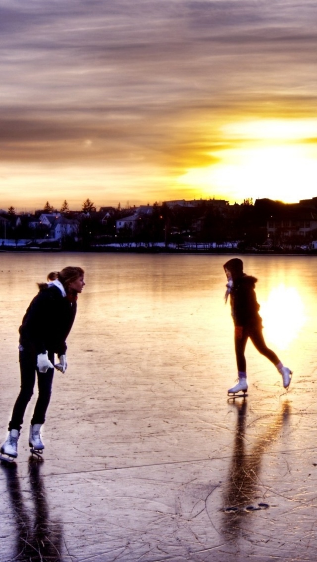 Обои Ice Skating in Iceland 640x1136