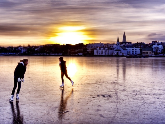 Das Ice Skating in Iceland Wallpaper 640x480