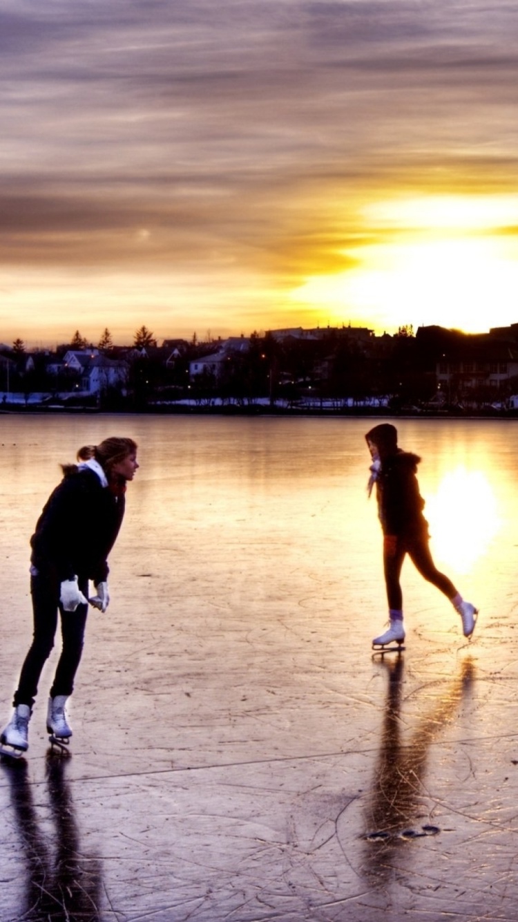 Das Ice Skating in Iceland Wallpaper 750x1334