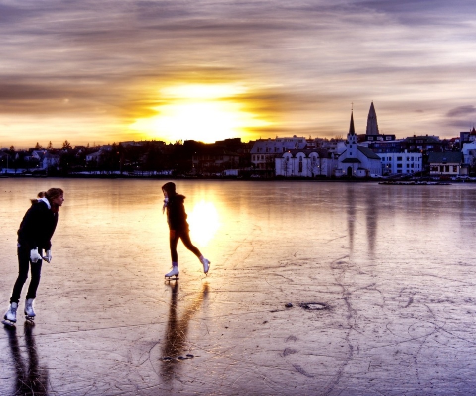 Das Ice Skating in Iceland Wallpaper 960x800