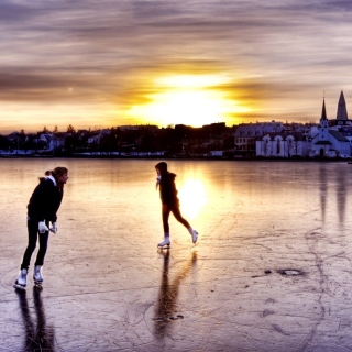 Kostenloses Ice Skating in Iceland Wallpaper für iPad Air