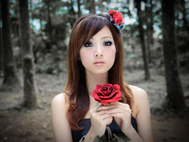 Screenshot №1 pro téma Asian Girl With Red Rose 640x480