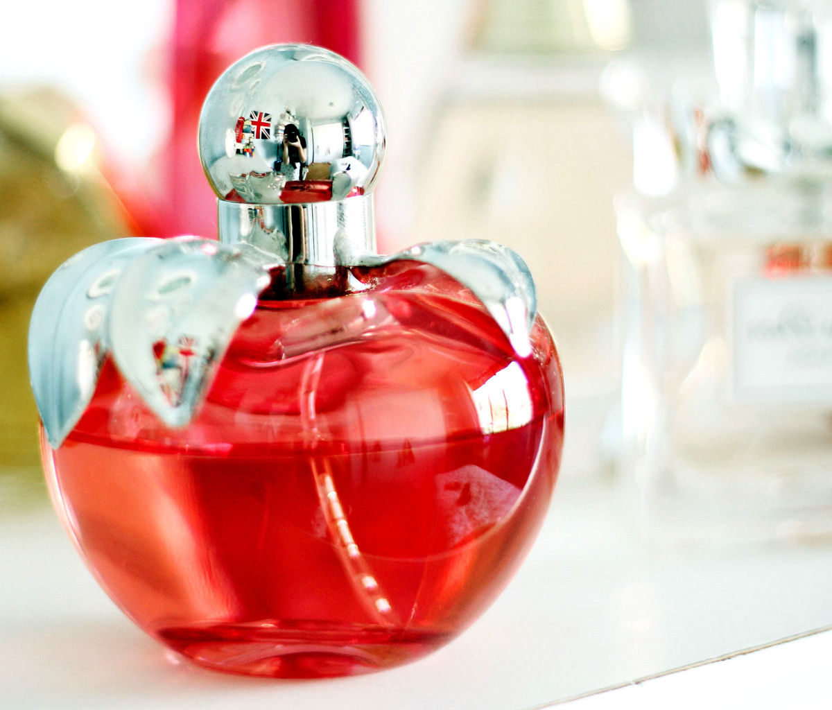 Screenshot №1 pro téma Perfume Red Bottle 1200x1024
