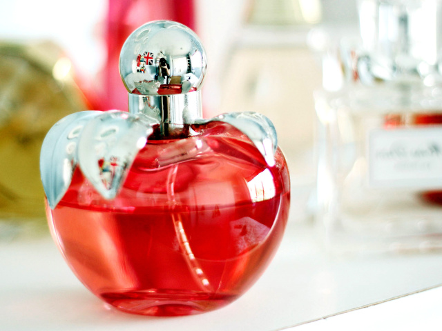 Das Perfume Red Bottle Wallpaper 640x480