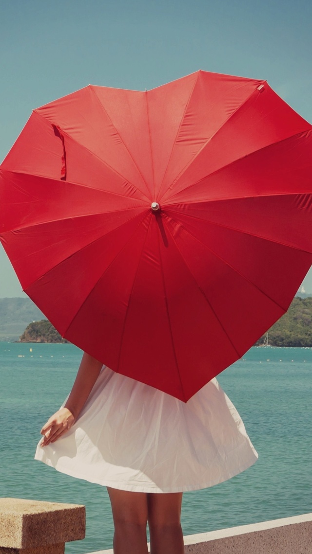 Обои Red Heart Umbrella 640x1136