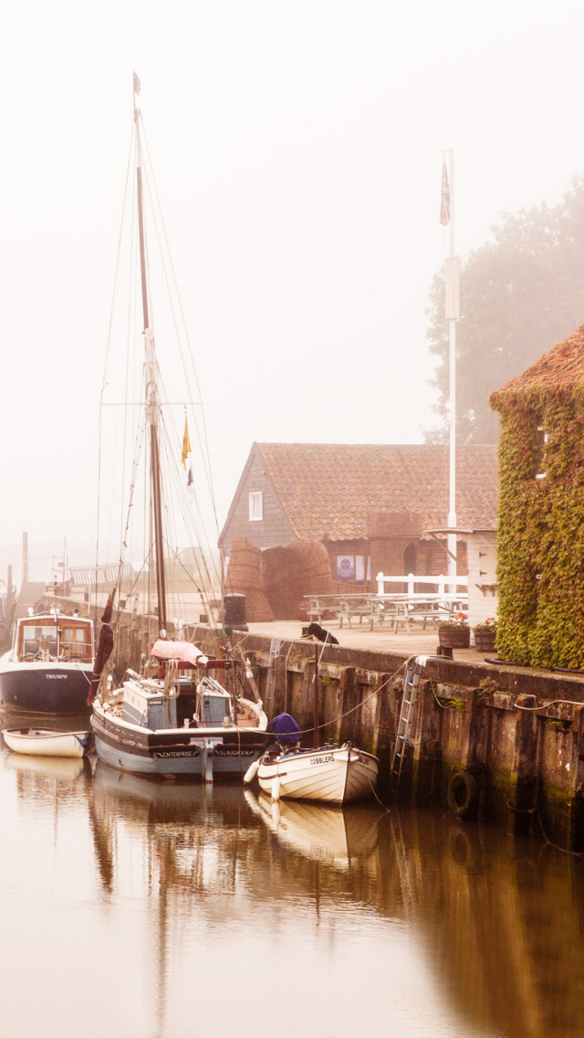 Screenshot №1 pro téma Boats At Foggy River 640x1136