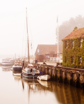 Boats At Foggy River - Obrázkek zdarma pro iPhone 5S