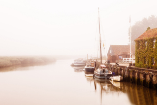 Kostenloses Boats At Foggy River Wallpaper für Desktop 1280x720 HDTV