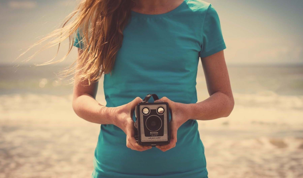 Screenshot №1 pro téma Girl On Beach With Retro Camera In Hands 1024x600