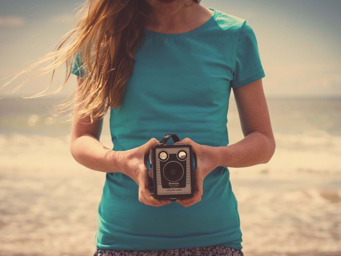 Das Girl On Beach With Retro Camera In Hands Wallpaper 1152x864