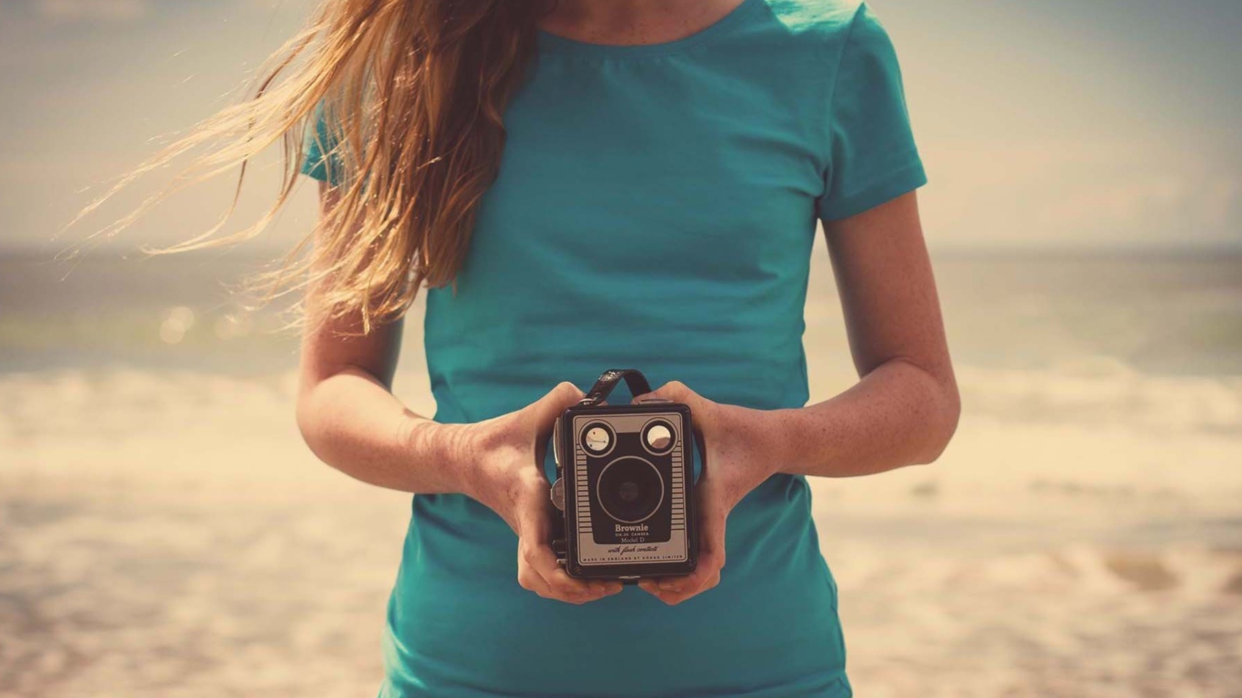 Screenshot №1 pro téma Girl On Beach With Retro Camera In Hands 1366x768