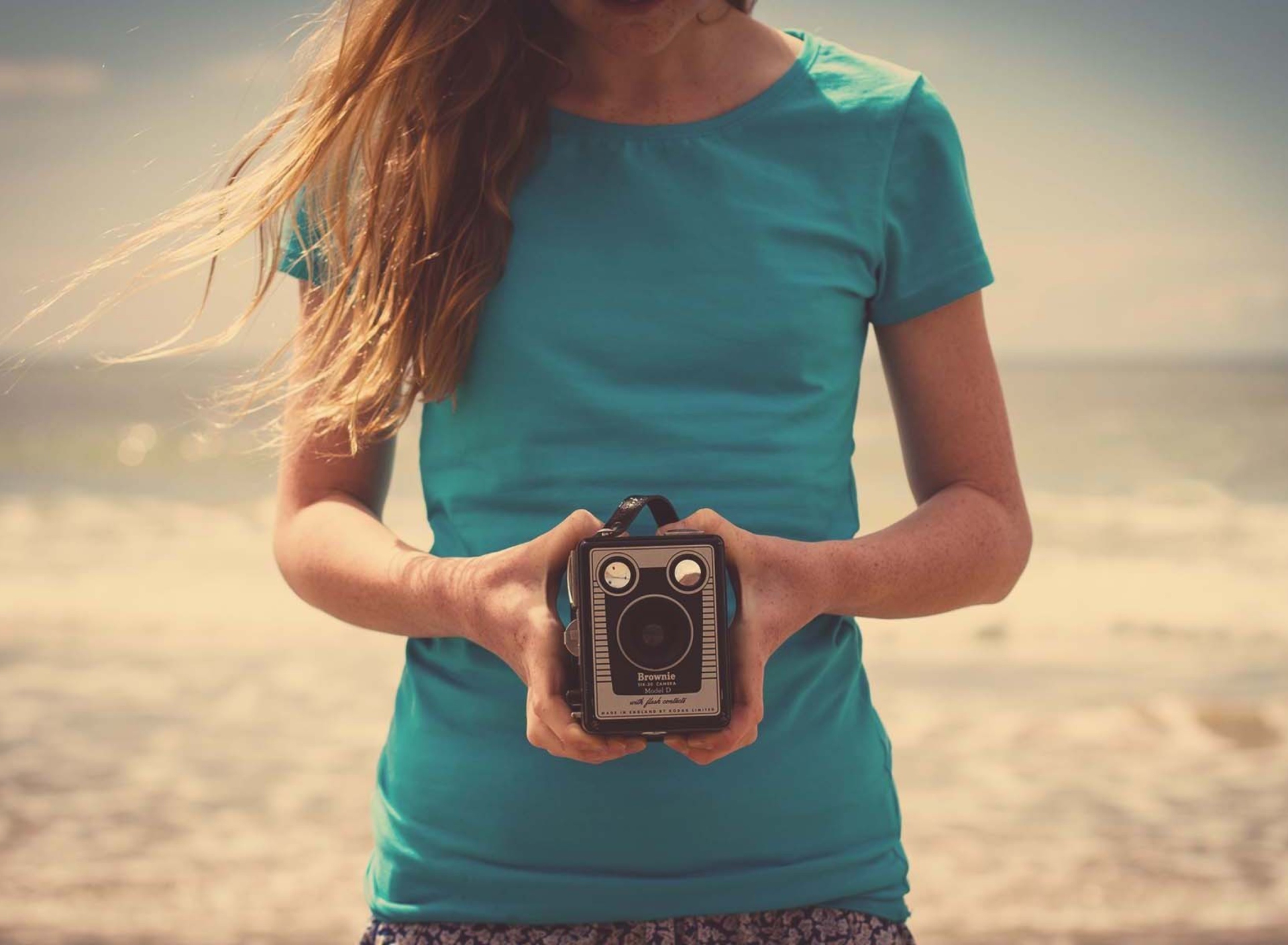 Girl On Beach With Retro Camera In Hands wallpaper 1920x1408