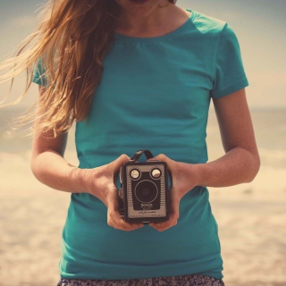 Kostenloses Girl On Beach With Retro Camera In Hands Wallpaper für 208x208