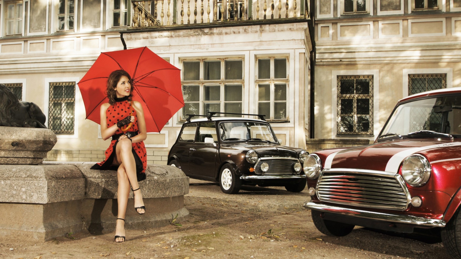 Fondo de pantalla Girl With Red Umbrella And Vintage Mini Cooper 1600x900