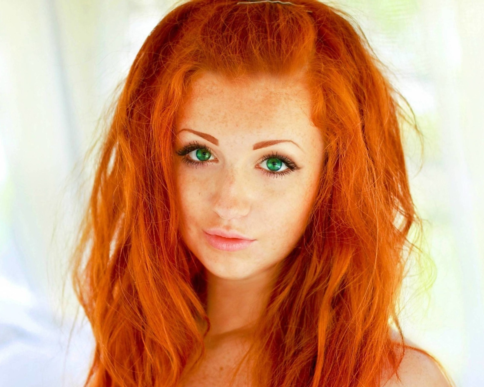 Redhead Girl wallpaper 1600x1280