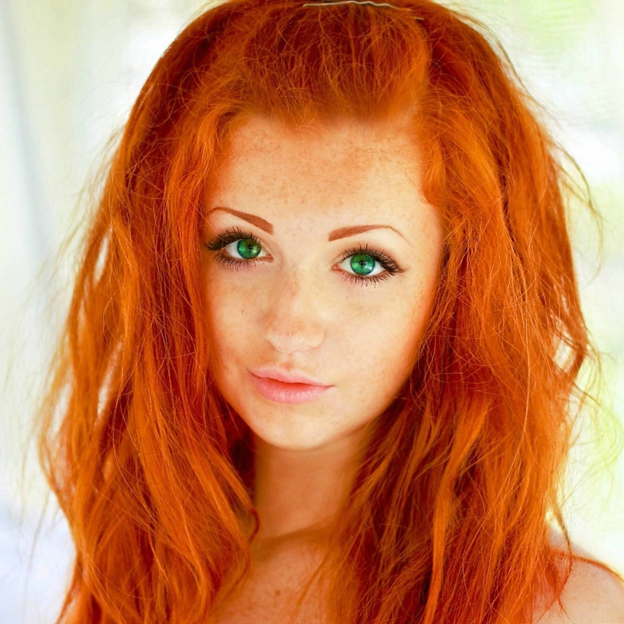 Fondo de pantalla Redhead Girl 2048x2048
