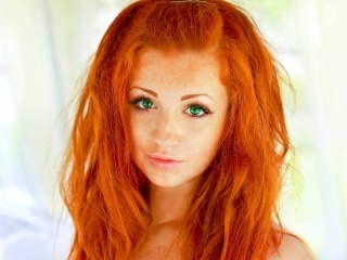 Das Redhead Girl Wallpaper 320x240