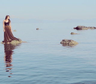 Girl, Sea And Reflection - Obrázkek zdarma pro 208x208