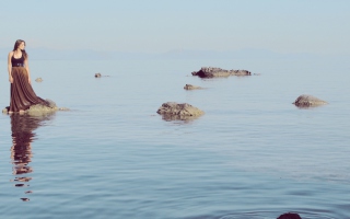 Girl, Sea And Reflection - Obrázkek zdarma pro Motorola DROID 3