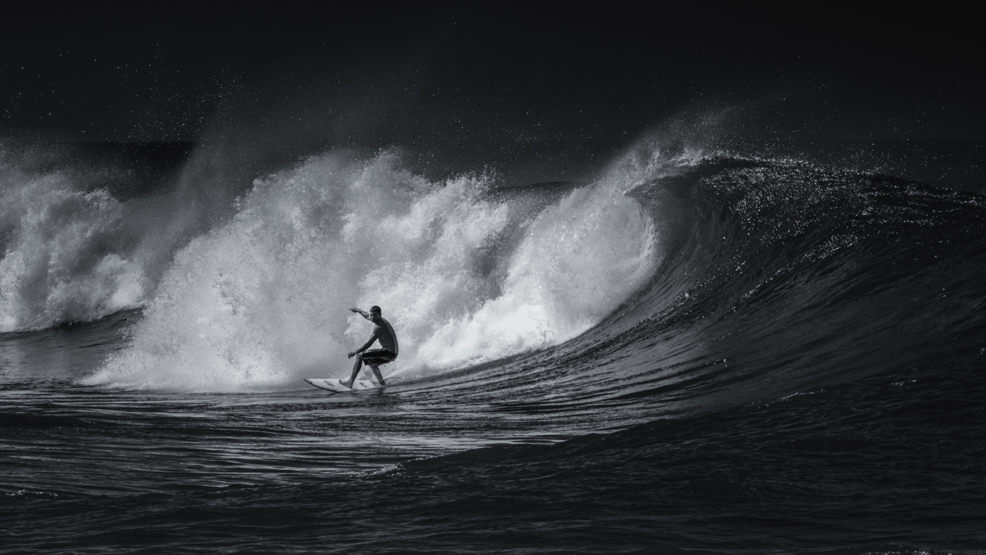 Screenshot №1 pro téma Black And White Surfing 1920x1080