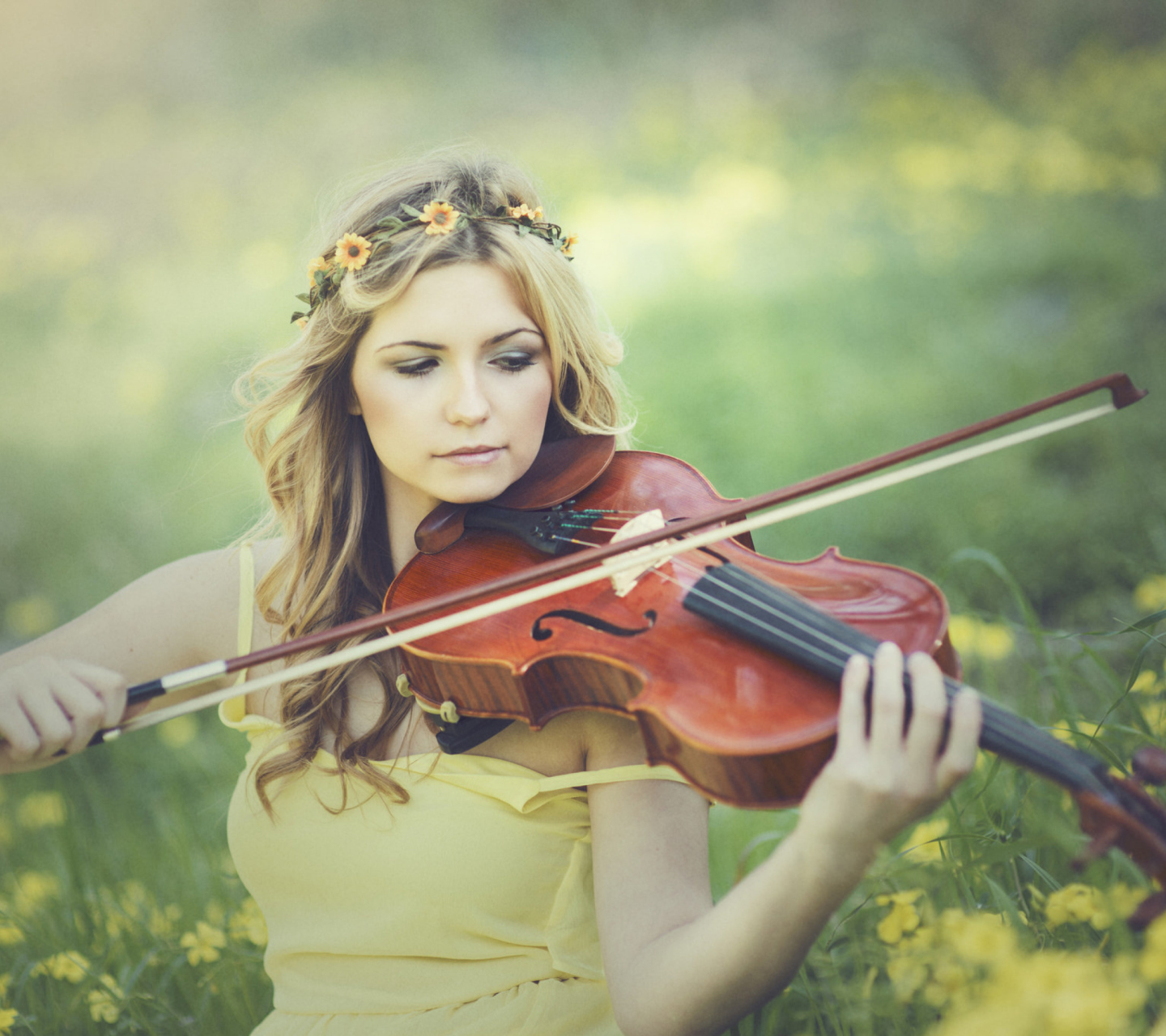 Fondo de pantalla Girl Violinist 1440x1280