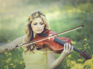 Girl Violinist wallpaper 320x240