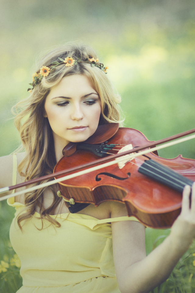 Обои Girl Violinist 640x960