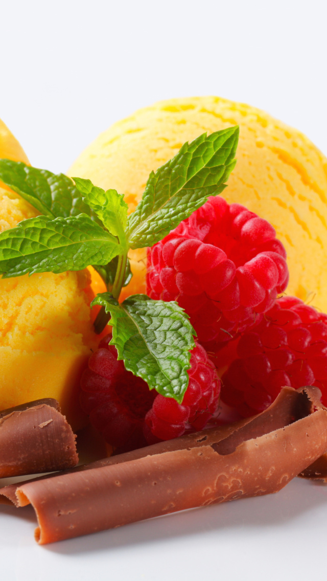 Fondo de pantalla Ice cream with strawberry 640x1136