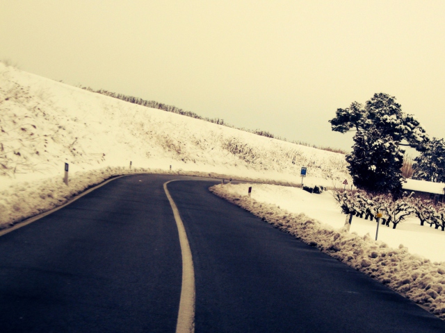 Winter Road wallpaper 640x480