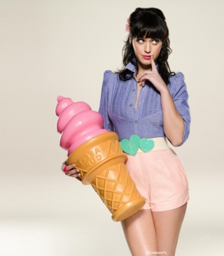 Kostenloses Katy Perry Ice-Cream Wallpaper für Nokia C-5 5MP