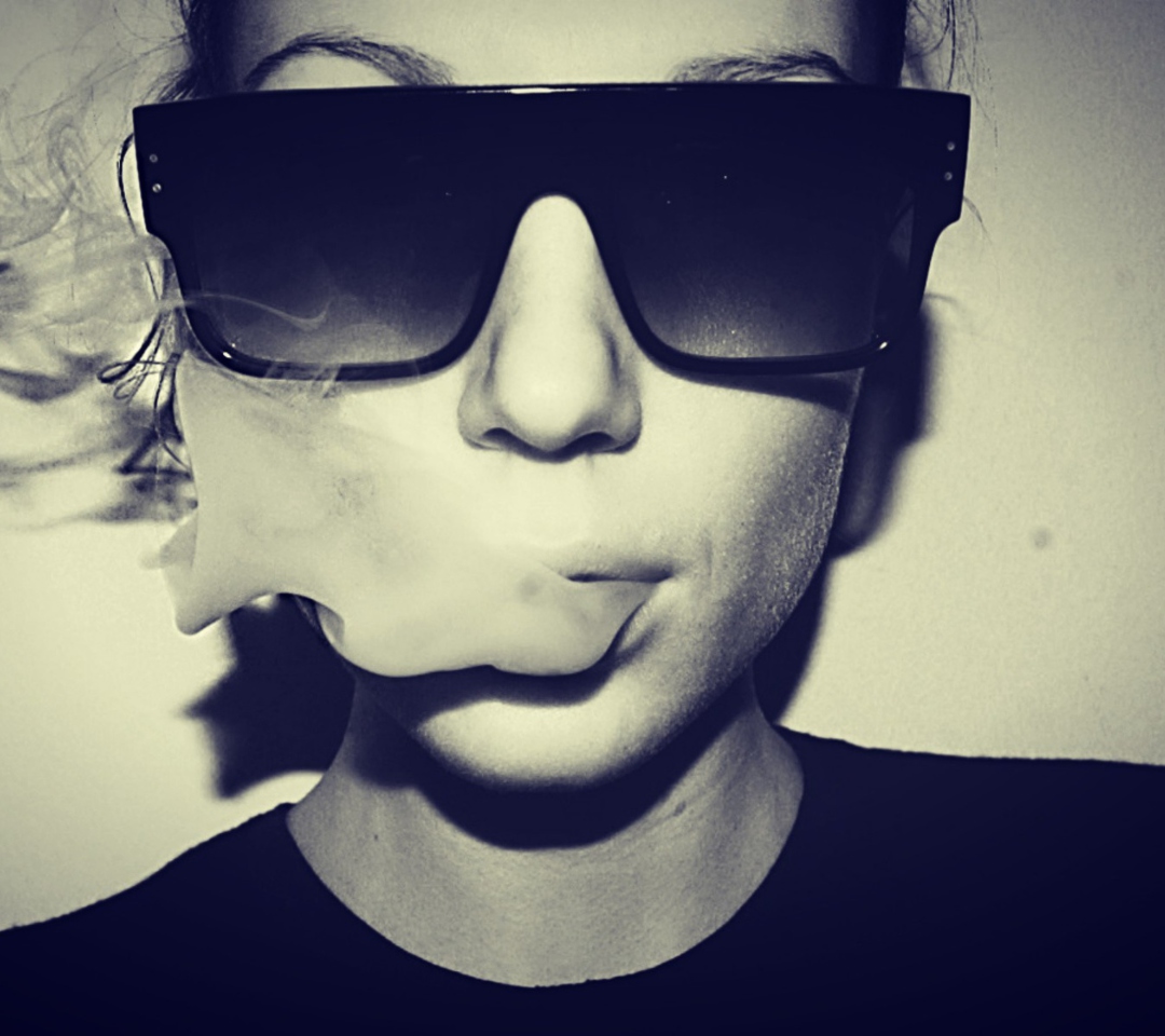 Das Sunglasses And Smoke Wallpaper 1080x960