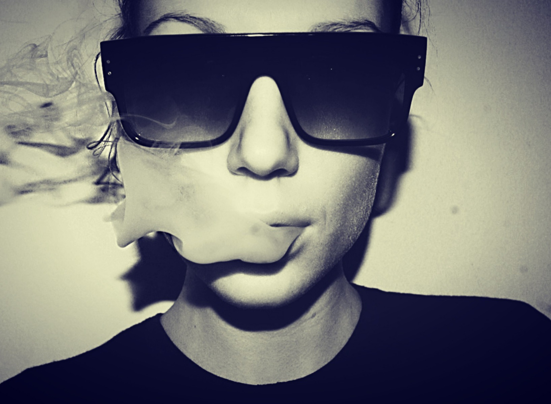 Sunglasses And Smoke screenshot #1 1920x1408